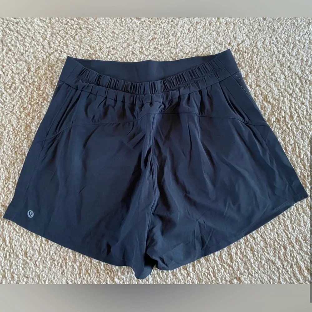 Lululemon Tracker Black High Rise Shorts Size 6 - Picture 4 of 5